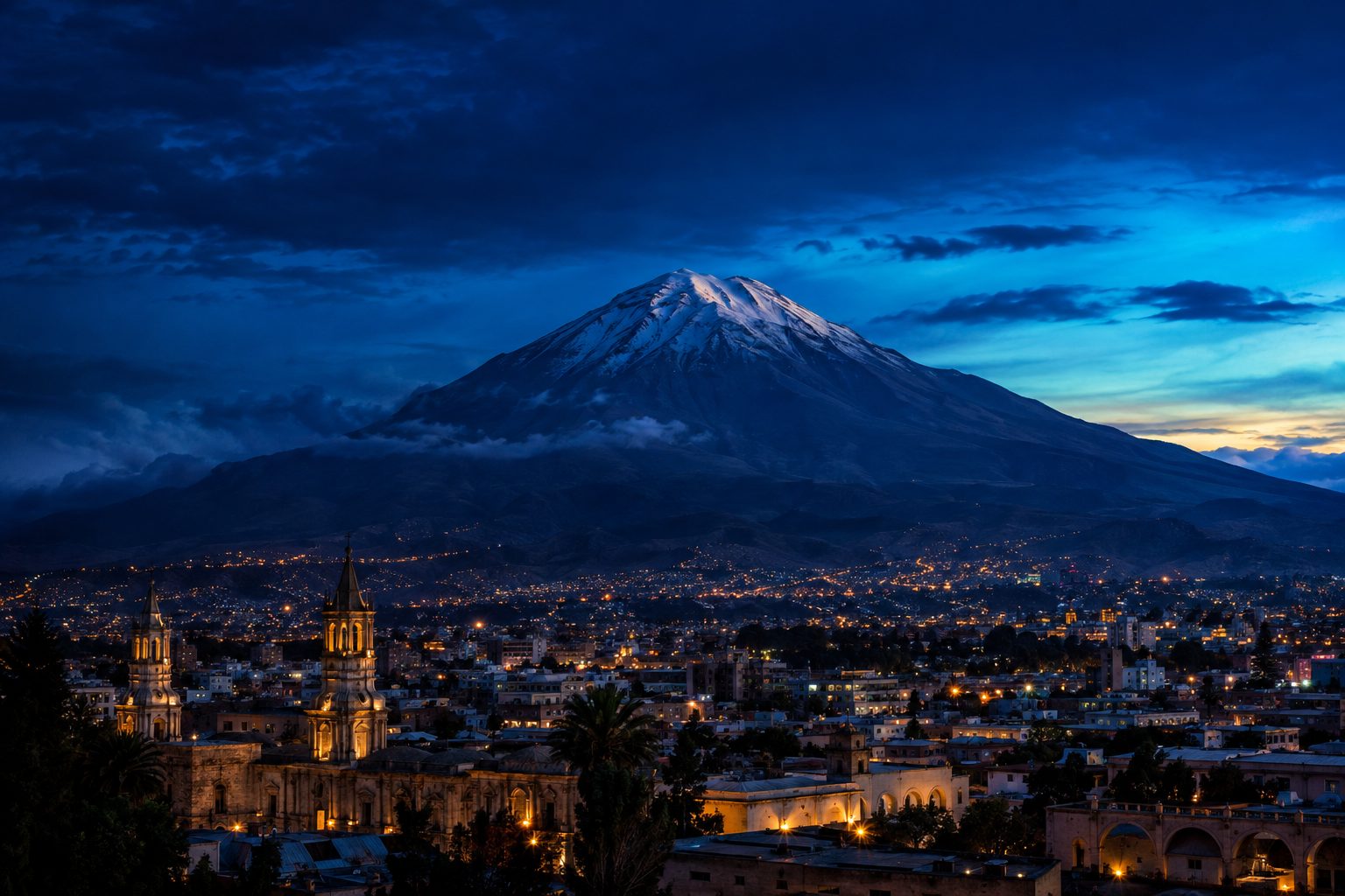 El Misti sobre Arequipa al anochecer
